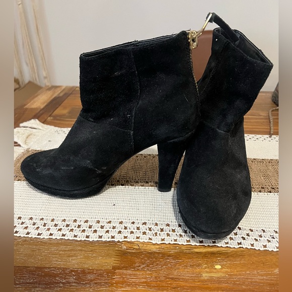 Le Chateau Velvet/suede black booty heels with gold zipper - Picture 1 of 2